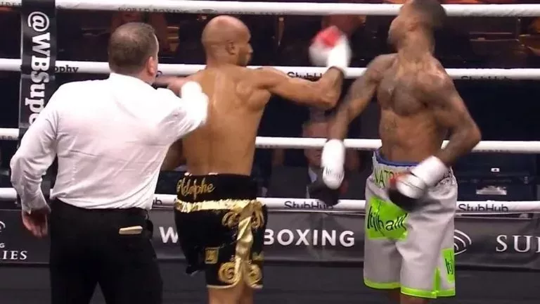 Boxer wird wegen illegalem „Sucker Punch“ disqualifiziert
