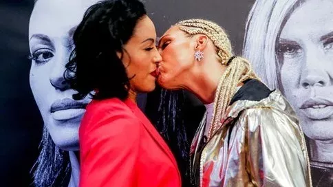Das Staredown der beiden Kämpferinnen endet mit einem Kuss. Doch die abgeknutschte Gegnerin reagiert sofort
