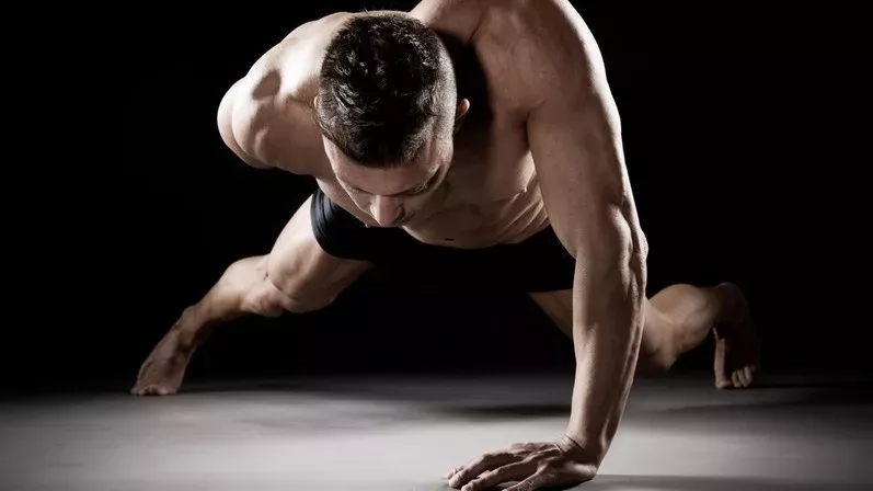 Ohne Fitnessstudio: Mit 10 Minuten pro Tag baut ihr enorm Muskeln auf