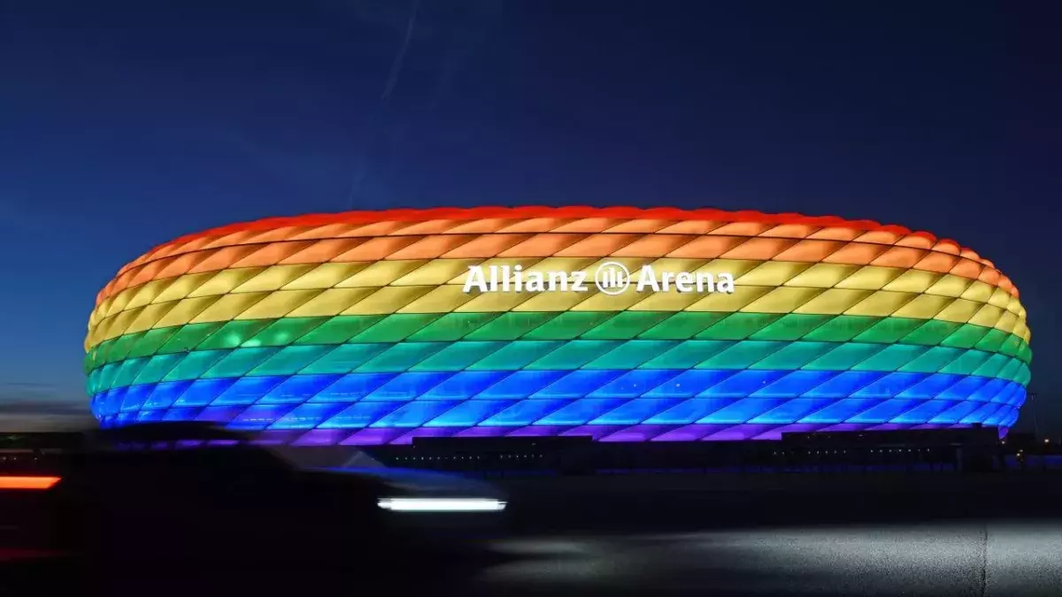 Die Münchner Allianz Arena in bunten Farbe, anlässlich des Christopher Street Days
