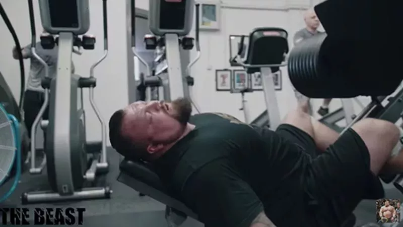 Eddie Hall fällt in Ohnmacht 