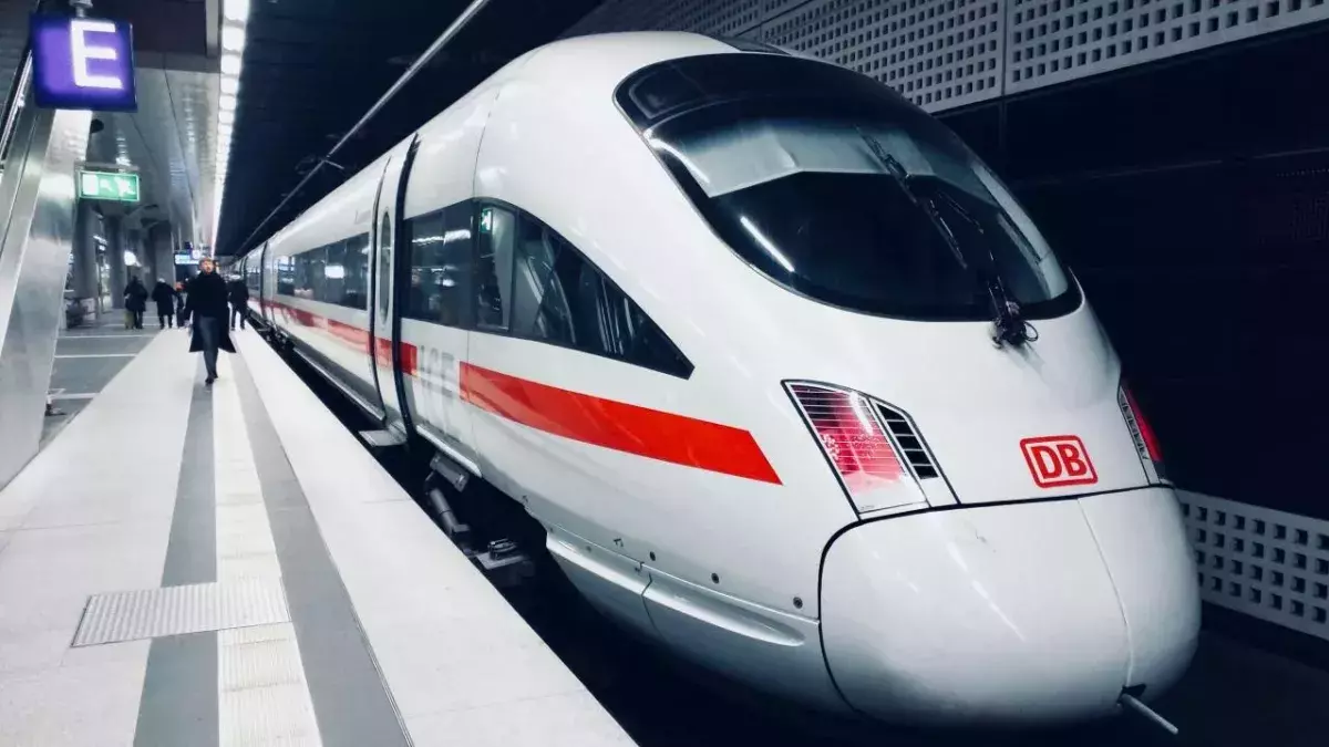 Eine ICE der Deutschen Bahn am Berliner Hauptbahnhof
