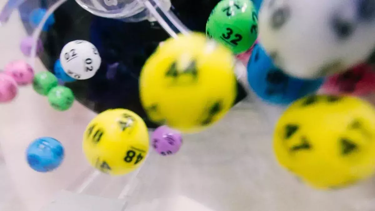 In einer Luftmisch-Lottomaschine wirbeln nummerierte Ping Pong-Bälle herum