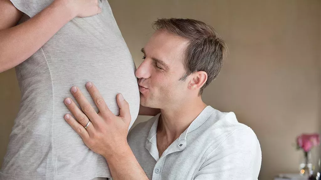 Älterer Mann mit schwangeren Frau