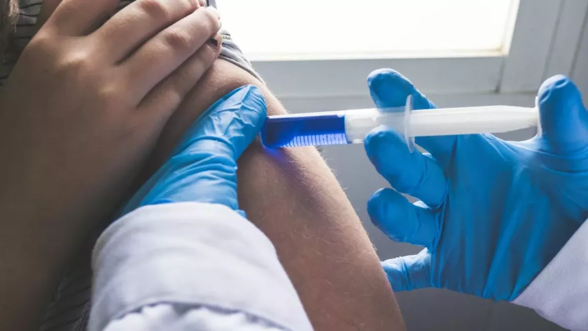 Arzt impft Patienten