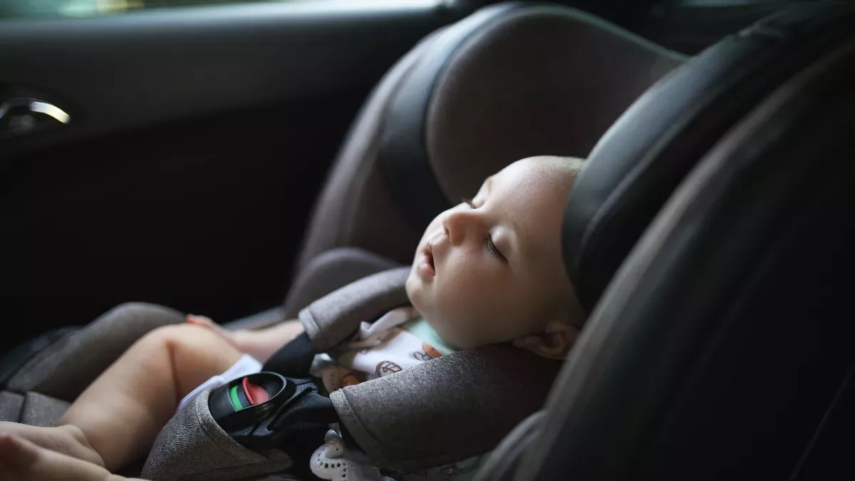 Baby bei Hitze im Auto