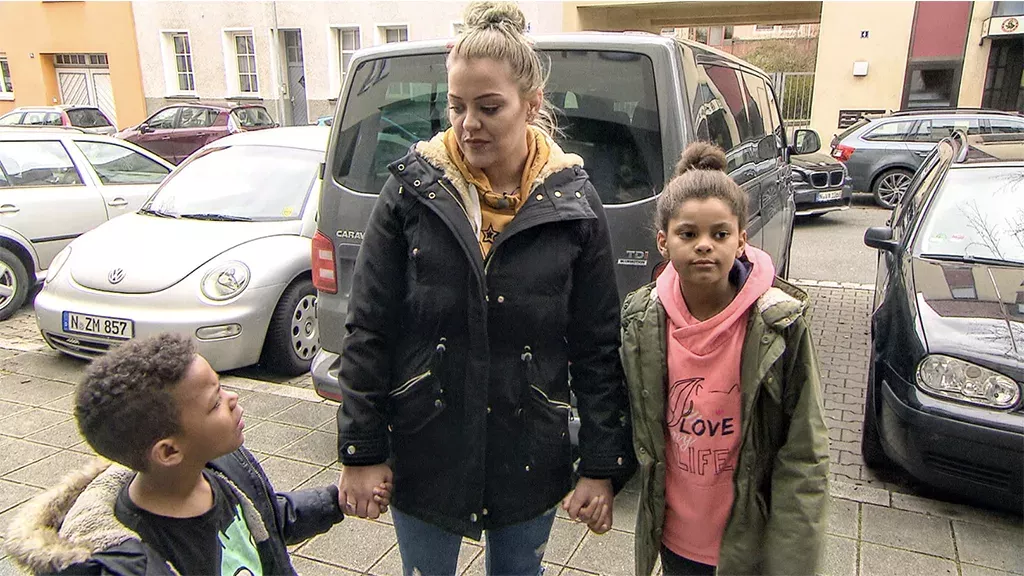 Caroline gibt ihre Kinder ab, um sie vor dem Schimmelbefall zu beschützen