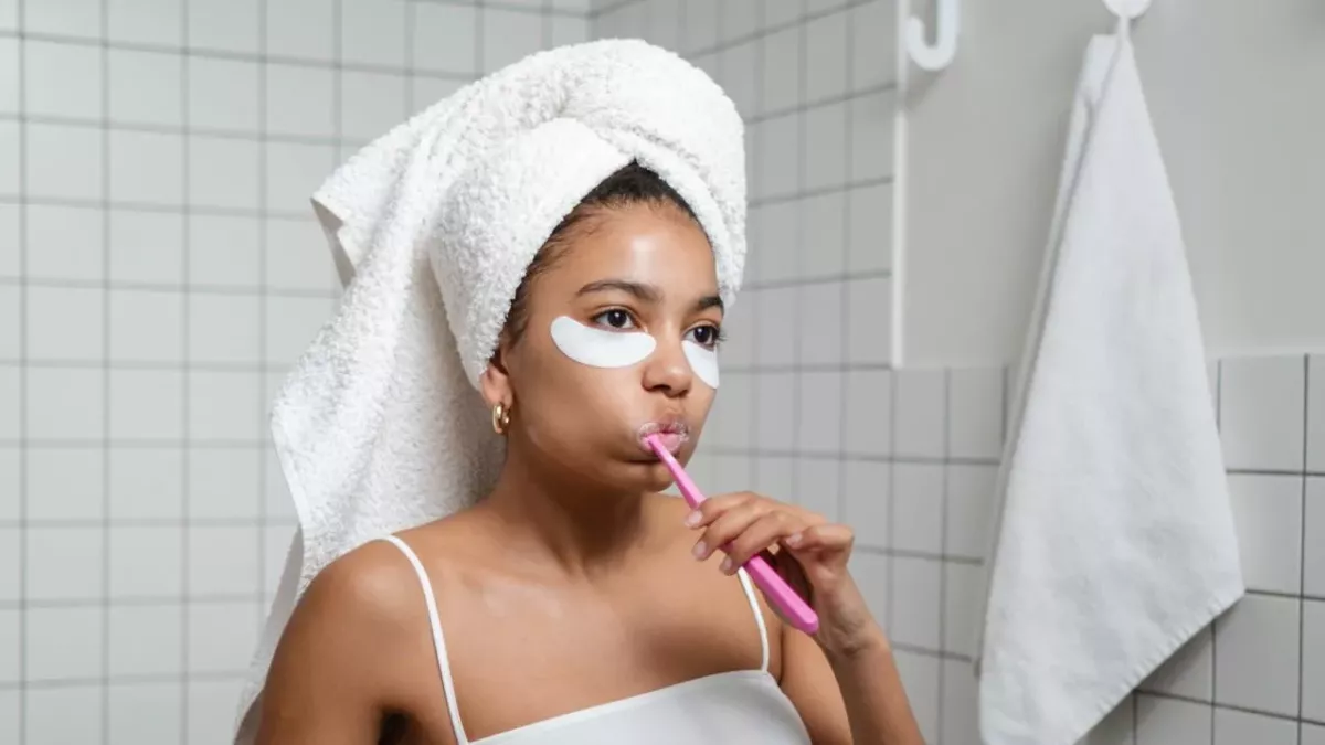 Darum ist Zähneputzen unter der Dusche nicht gut für deine Gesundheit 