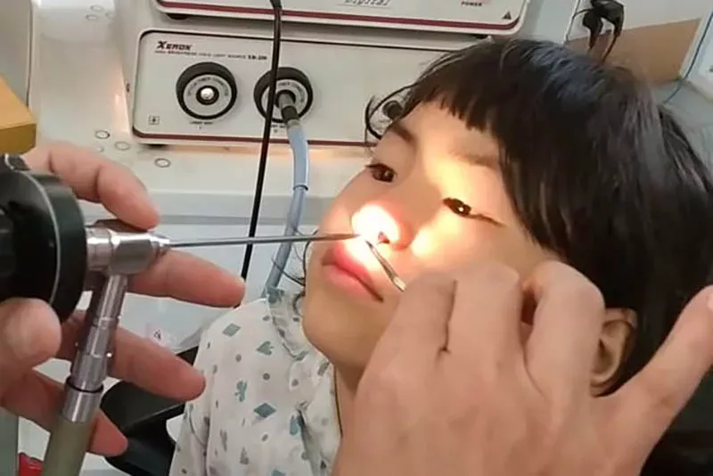 Das Mädchen hält mutig still