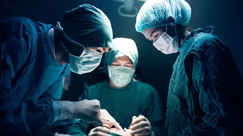 Ihr Arzt stellt nur eine Angina fest: Sie stirbt fast und muss sich zehn OPs unterziehen