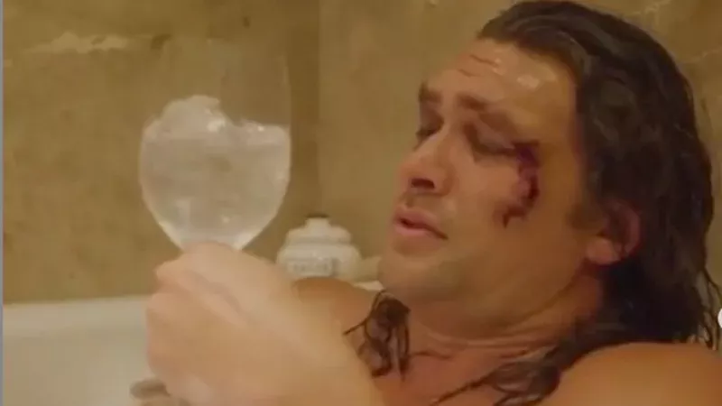 "Game of Thrones"-Star setzt seine Fäuste gegen Plastik ein und holt sich dabei ein blaues Auge