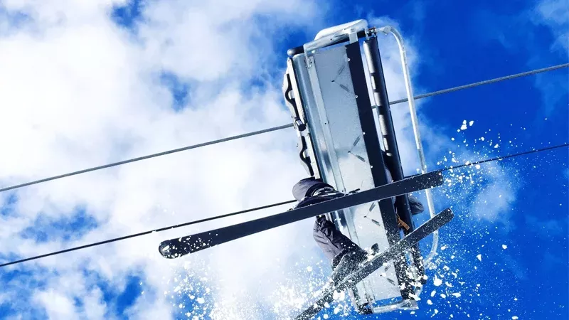 Drama am Skilift: Junge baumelt an der Hand seines Vaters. Dann haben Jugendliche verrückte Idee