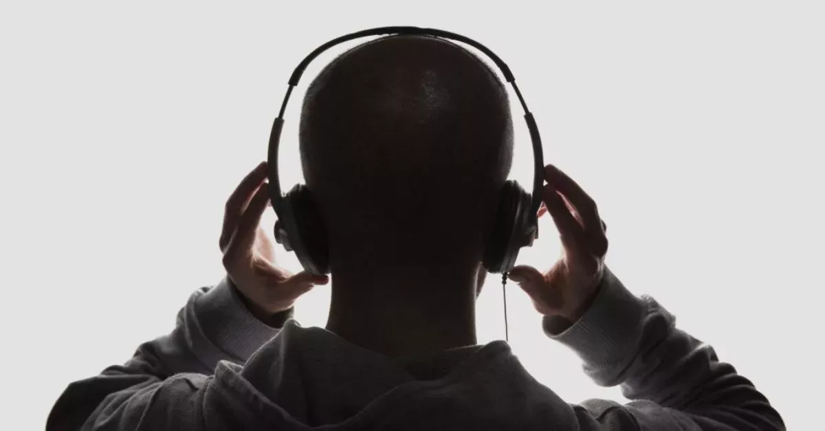 Er hört Musik: Kurz darauf findet ihn seine Mutter leblos und mit blutenden Ohren