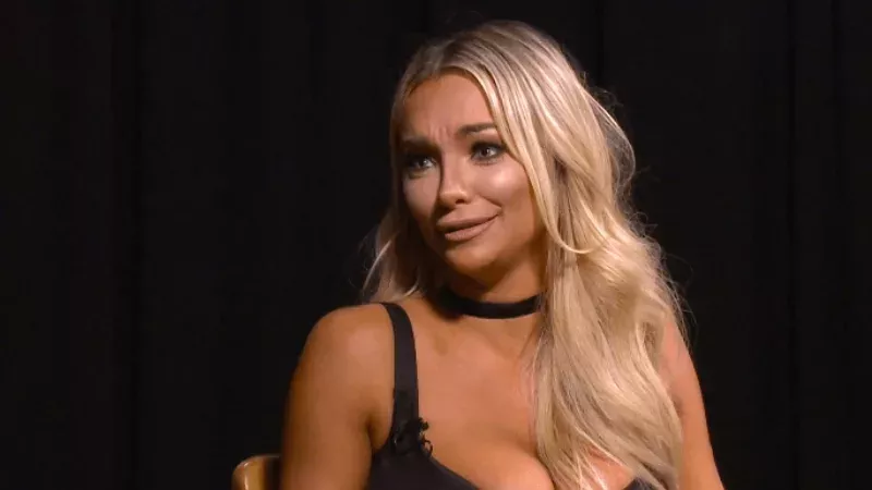 Viel Holz vor der Hütte: Lindsey Pelas leidet sehr unter ihrem riesigen Vorbau
