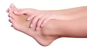 Hallux valgus (Ballenzeh): Schmerzen, Erfahrungen, Behandlung und Korrektur: OP, Schiene oder Schuhe, was tun?