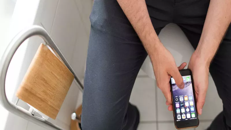 Die richtige Position auf der Toilette ist nicht mit dem Smartphone