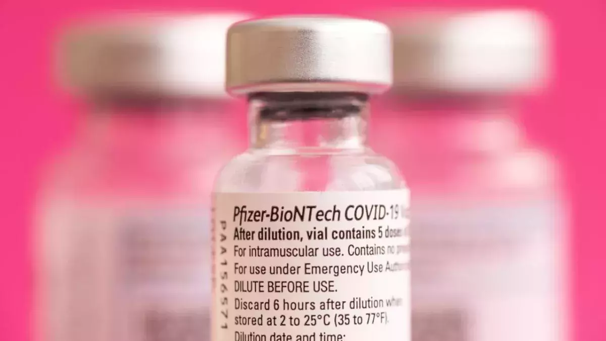 Eine Flasche mit dem Pfizer-BioNTech-Impfstoff