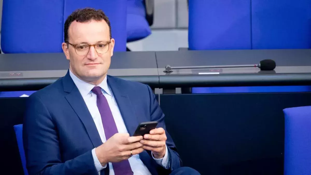 Jens Spahn hält am 18. September 2020 sein Handy im Bundestag