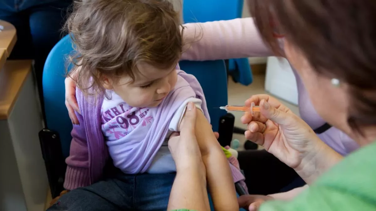 Kind wird gegen das Coronavirus geimpft
