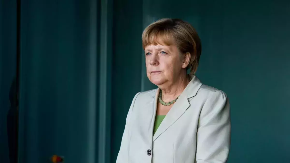 Merkel blickt nachdenklich in die Ferne