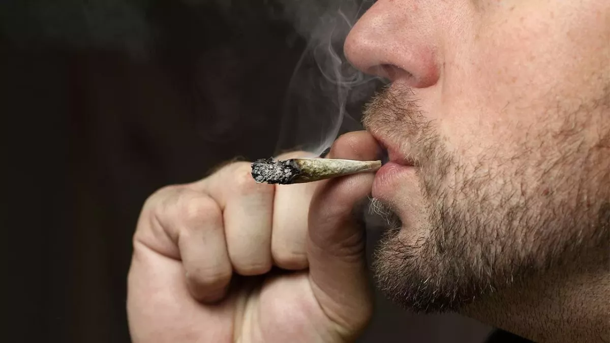 Nach dem Rauchen von synthetischem Marihuana tritt diese furchteinflößende Nebenwirkungen auf