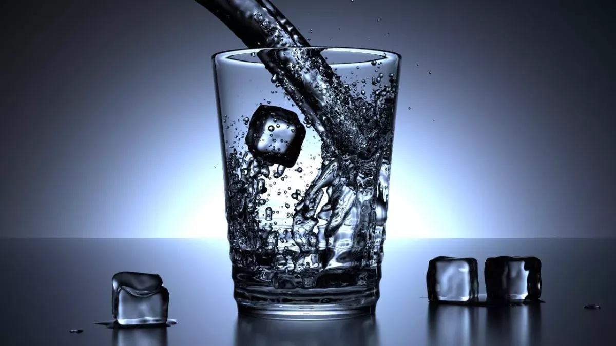 Reiseexperte verrät: Aus diesem Grund sollte man im Flugzeug niemals Wasser trinken 