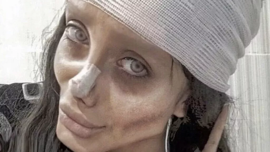 Sahar Tabar als Zombie-Double von Angelina Jolie