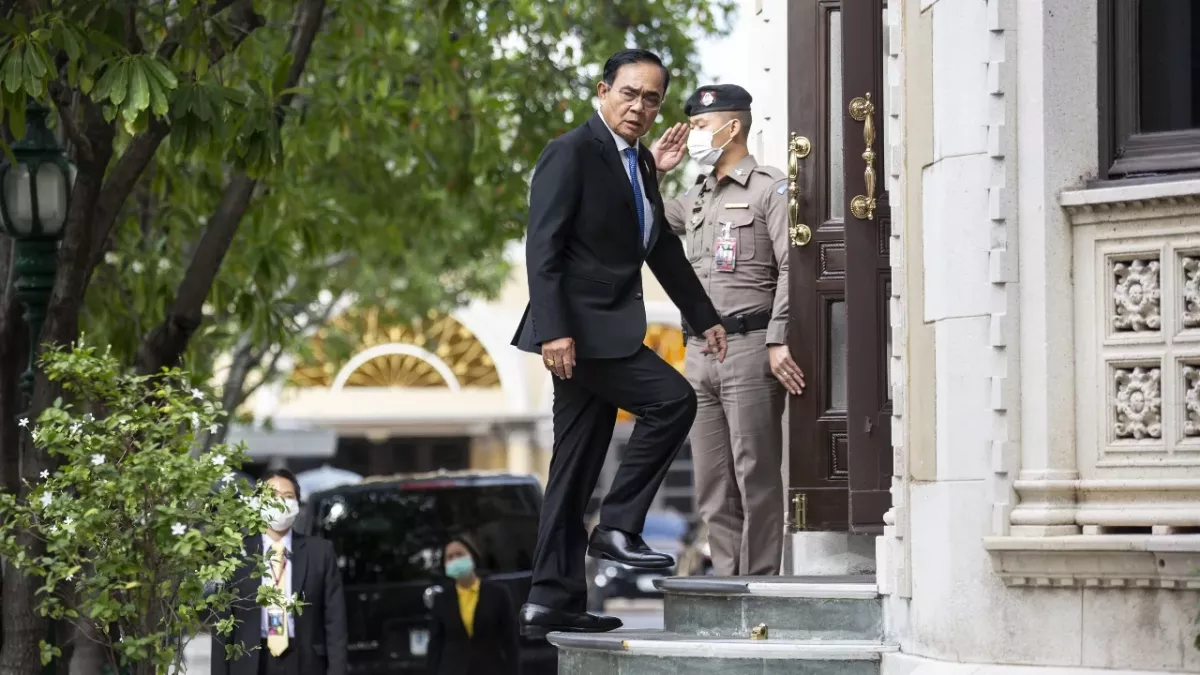 Thailands Ministerpräsident antwortet Journalisten mit Desinfektionsspray