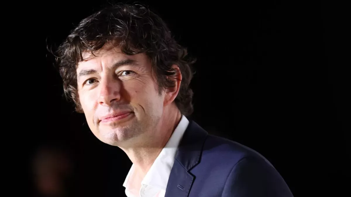 Virologe Dr. Christian Drosten posiert vor der Kamera