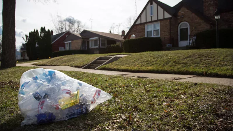Zu Hause muss er einen Müllsack anziehen - Bild: Getty Images