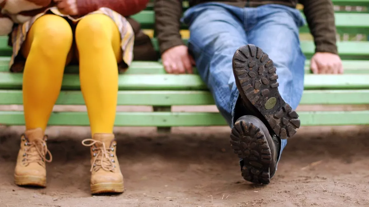 Beim Benching wird man von seinem Date "warmgehalten"