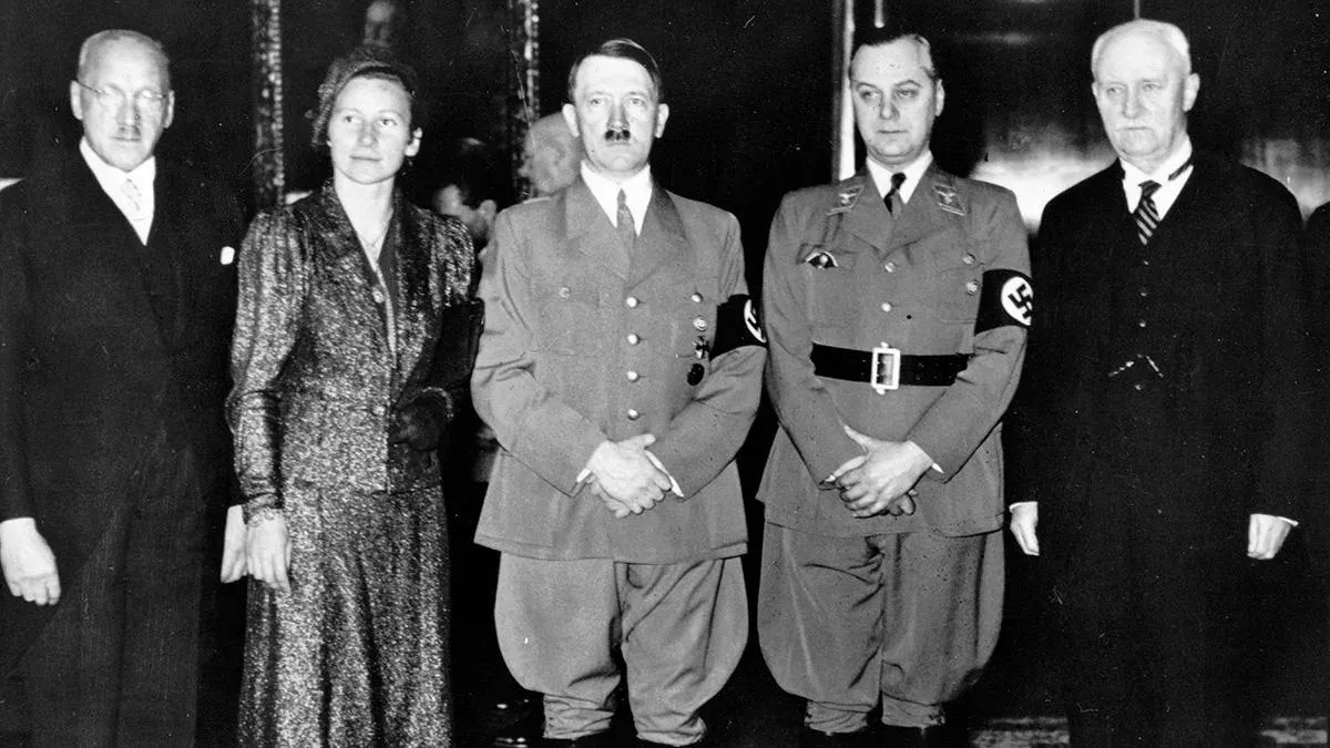 Ferdinand Sauerbruch, Gerdy Troost und Adolf Hitler (von links nach rechts)