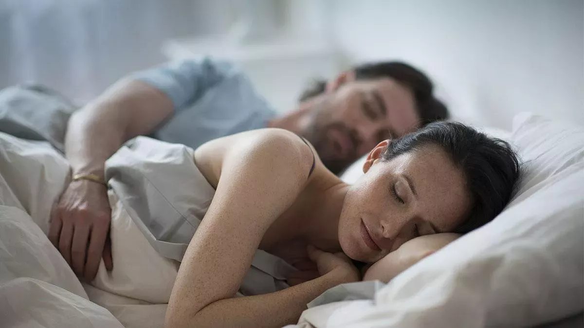 Frau glaubt, sie liegt mit ihrem Freund im Bett
