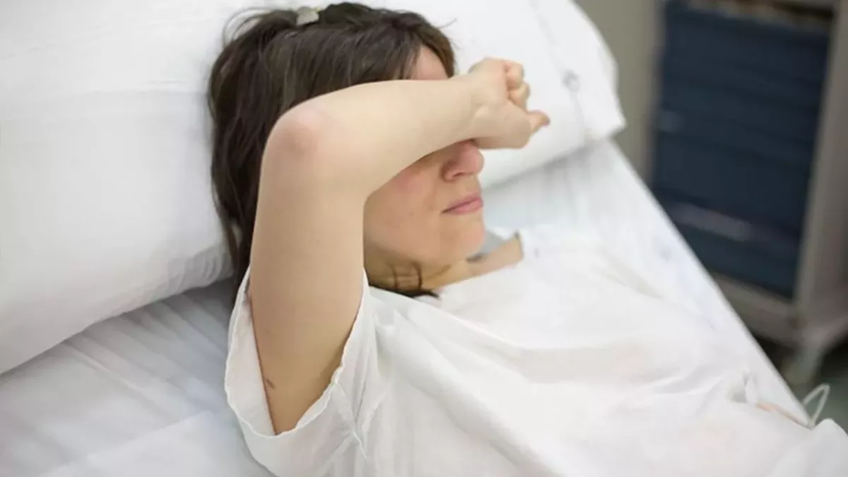 Frau muss ins Krankenhaus