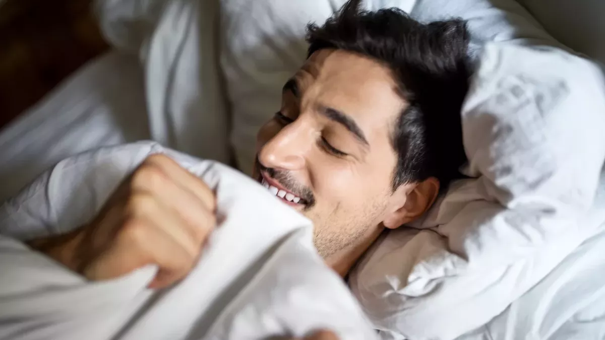 Mann im Bett
