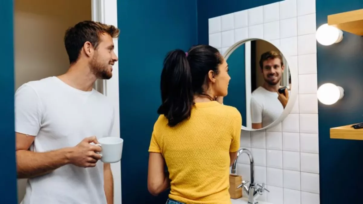 Mann und Frau im Badezimmer