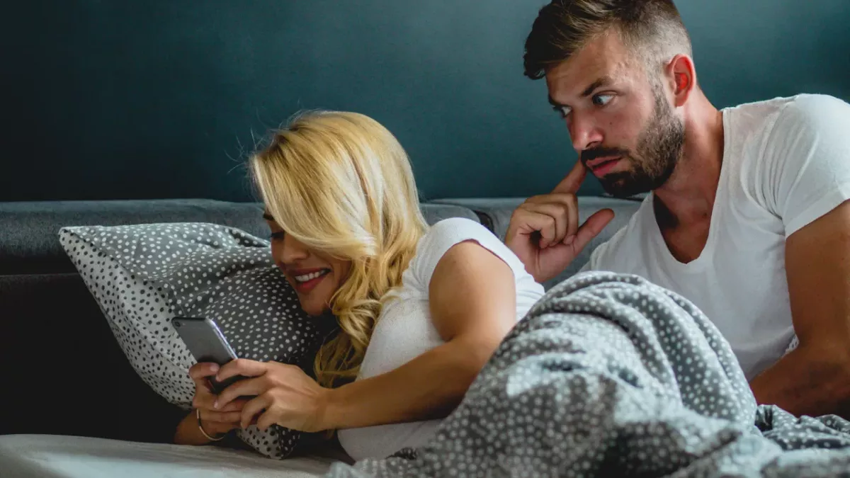 Mann und Frau im Bett