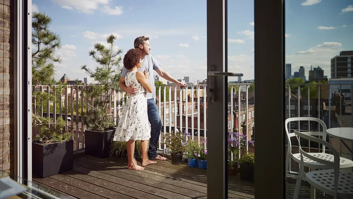 Paar geht am Balkon bis ans Äußerste, dann passiert das Unglück