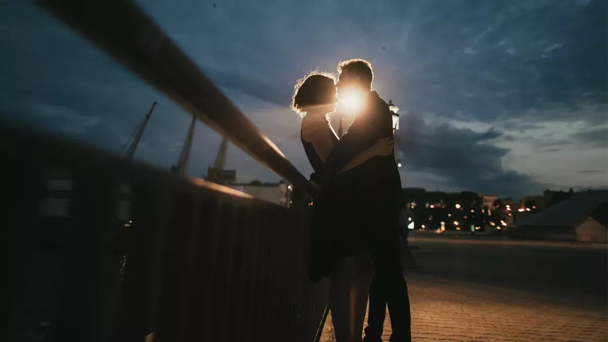 Sie geht splitternackt auf ein Tinder-Date und der Typ merkt es nicht einmal