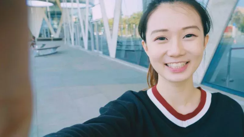 Stalker-Angriff: Die Spiegelungen in ihren Augen auf einem Selfie verraten ihren Wohnort!
