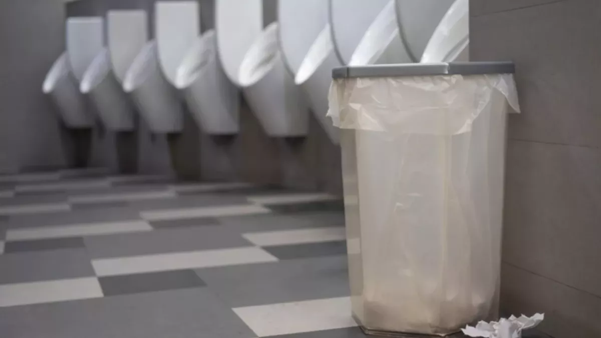 Mülleimer auf Männertoilette für menstruierende Männer
