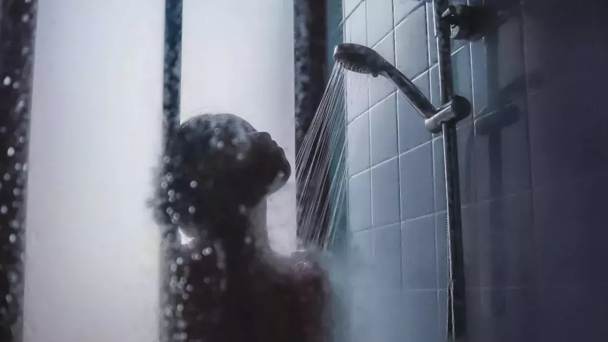 Welches Körperteil wäschst du zuerst unter der Dusche?