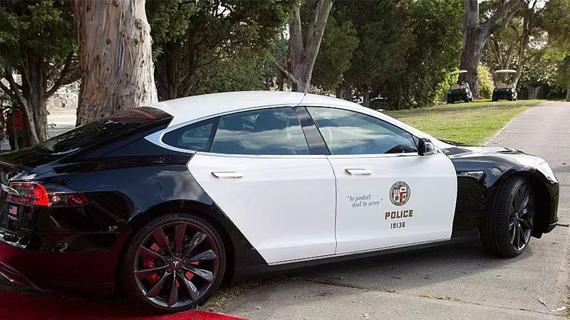 Polizei fährt Tesla bei einer Verfolgungsjagd