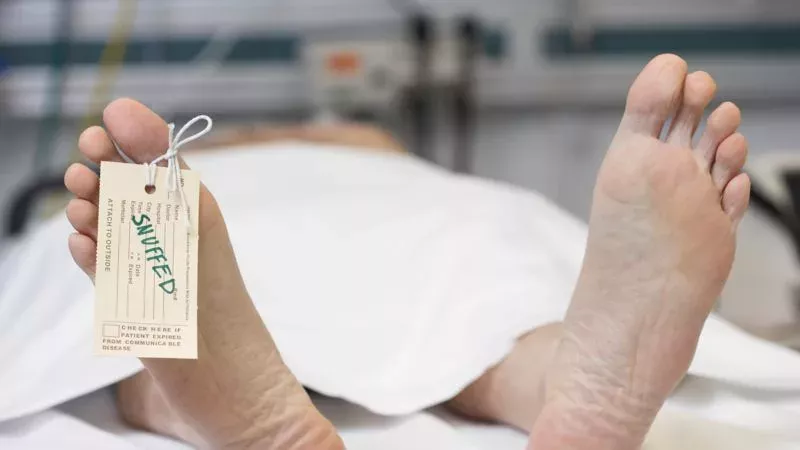 Sie wird für tot erklärt – doch in der Leichenhalle wacht sie plötzlich auf!