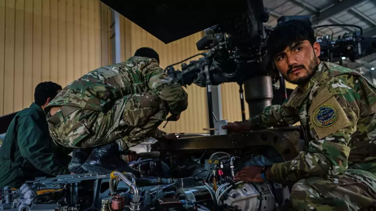 Soldaten arbeiten an einer UH-60 Blackhawk in Kabul, Afghanistan