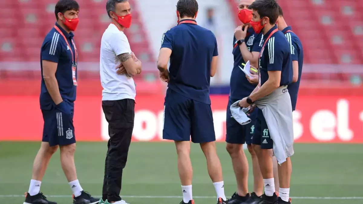 Spaniens Trainer  Luis Enrique mit Mitarbeitern