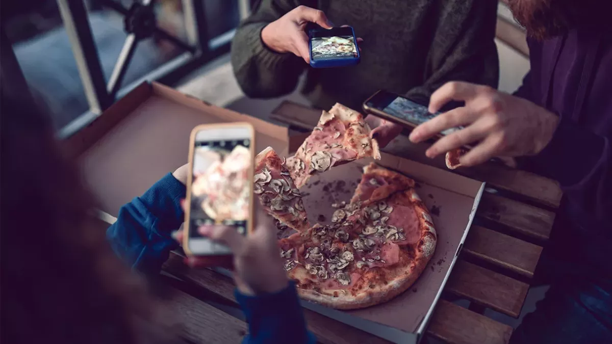 22-Jährige gefährdet ihre Gesundheit für seltsamen Youtube-Trend