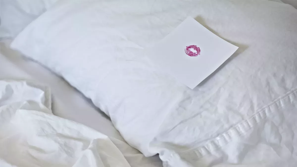 Als er die versteckte Nachricht in seinem Hotelbett entdeckt, wird ihm übel