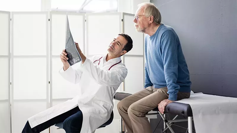 Arzt klärt Patienten auf