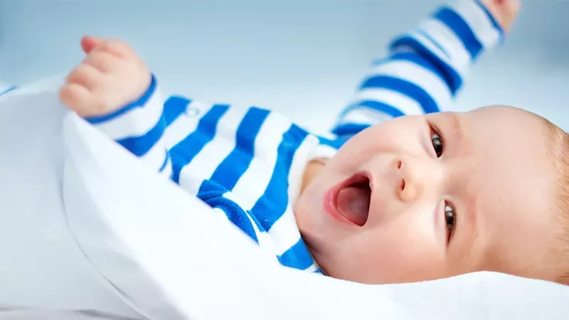 Babyjunge mit beneidenswertem Haar 